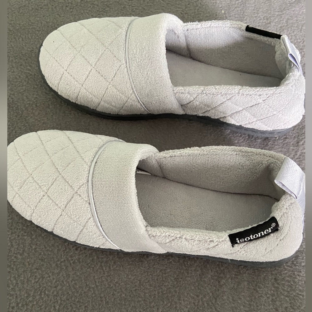 Isotoner Women's Quilted Microterry Closed Back Slippers- SZ 6-7